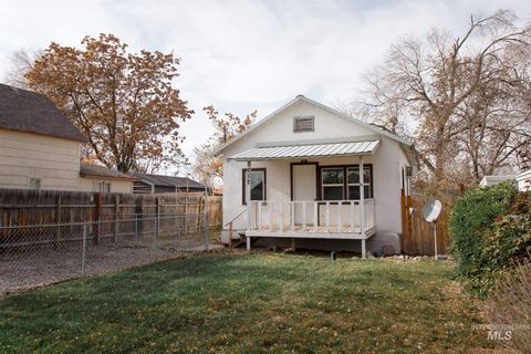 Photo of 717 NW 2nd St, Ontario, OR 97914 (MLS # 98969302)