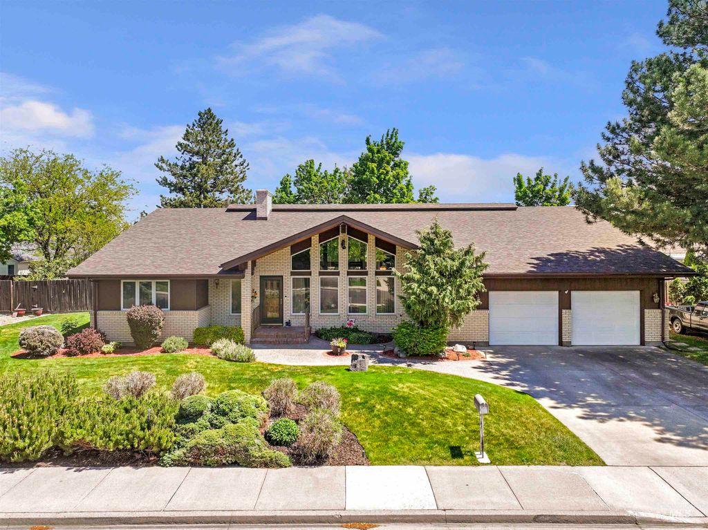 Photo of 556 Ballingrude Dr, Twin Falls, ID 83301 (MLS # 98986085)