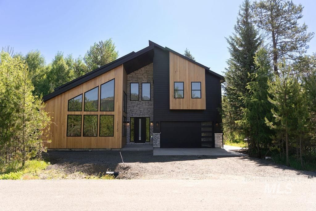 Photo of 13120 Crane Shore Dr, Donnelly, ID 83615 (MLS # 98993488)