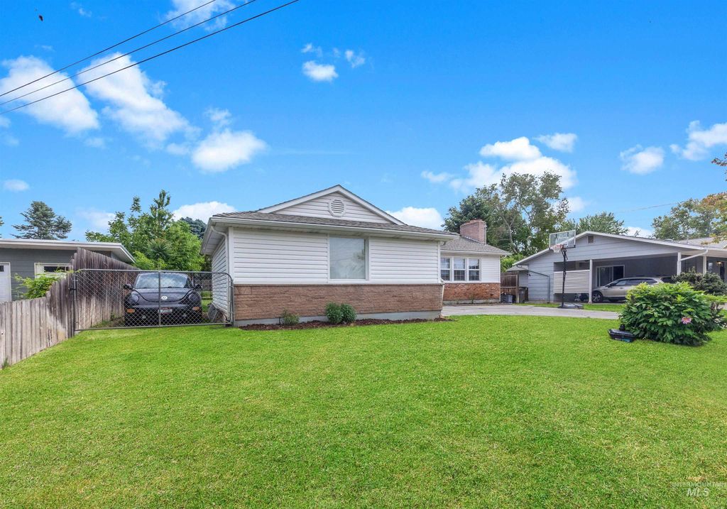 Photo of 3509 8th Street C, Lewiston, ID 83501 (MLS # 98972857)