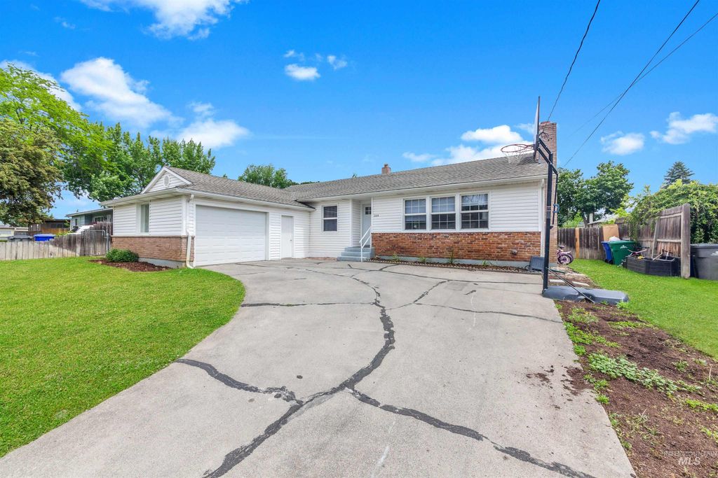 Photo of 3509 8th Street C, Lewiston, ID 83501 (MLS # 98972857)