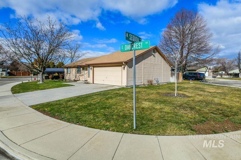 Photo of 1770 E Oakcrest Dr, Meridian, ID 83642 (MLS # 98975054)