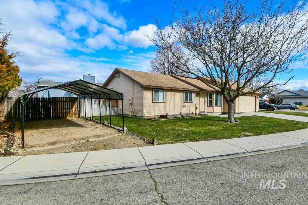 Photo of 1770 E Oakcrest Dr, Meridian, ID 83642 (MLS # 98975054)