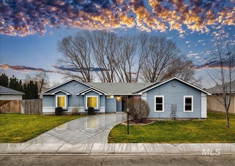 Photo of 411 Hawthorne St, Nampa, ID 83686 (MLS # 98970032)
