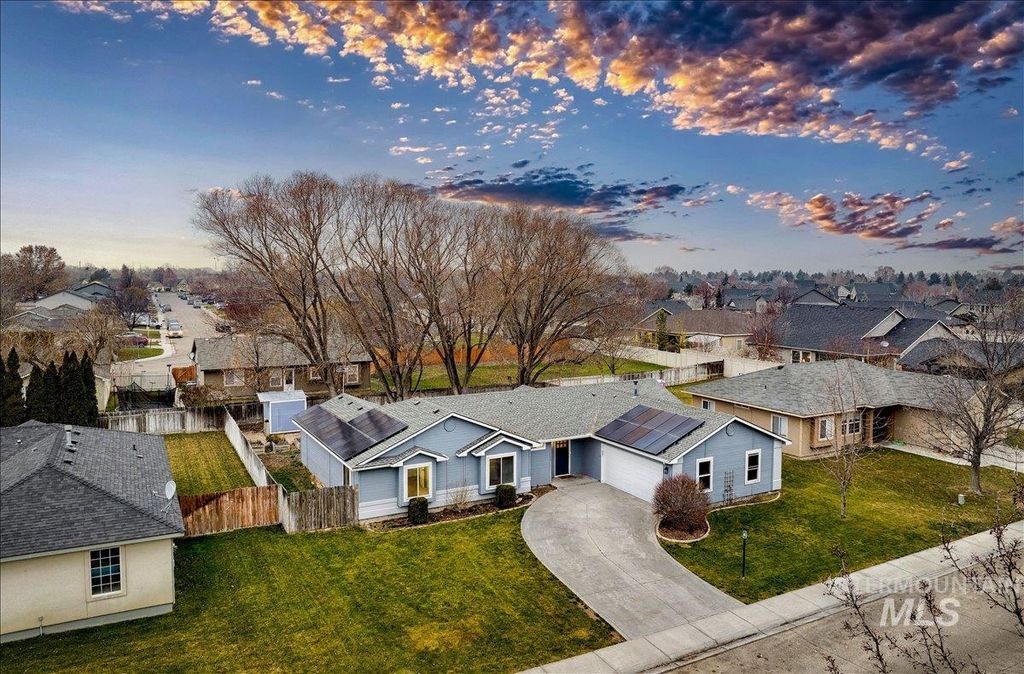 Photo of 411 Hawthorne St, Nampa, ID 83686 (MLS # 98970032)