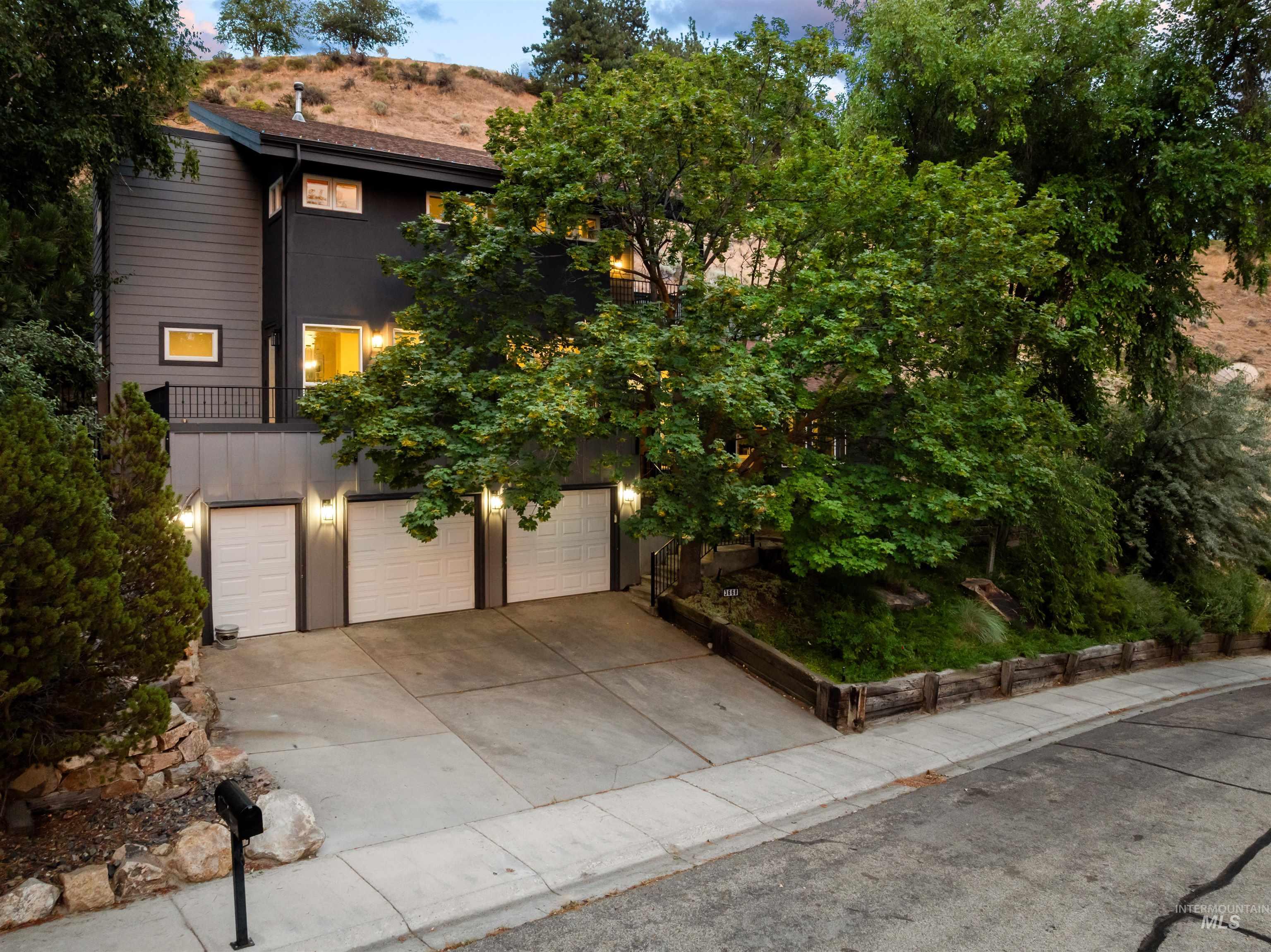 3668 N La Fontana Way