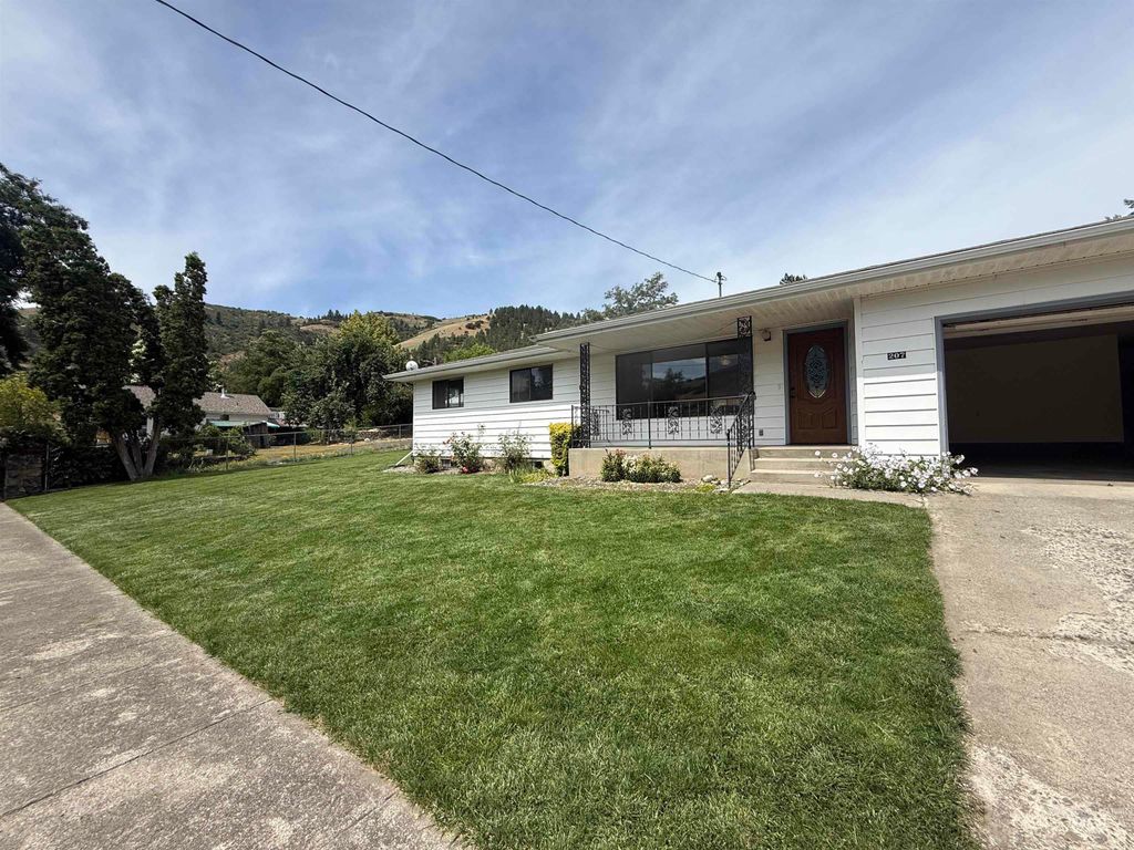 Photo of 207 State Street, Juliaetta, ID 83535 (MLS # 98952096)