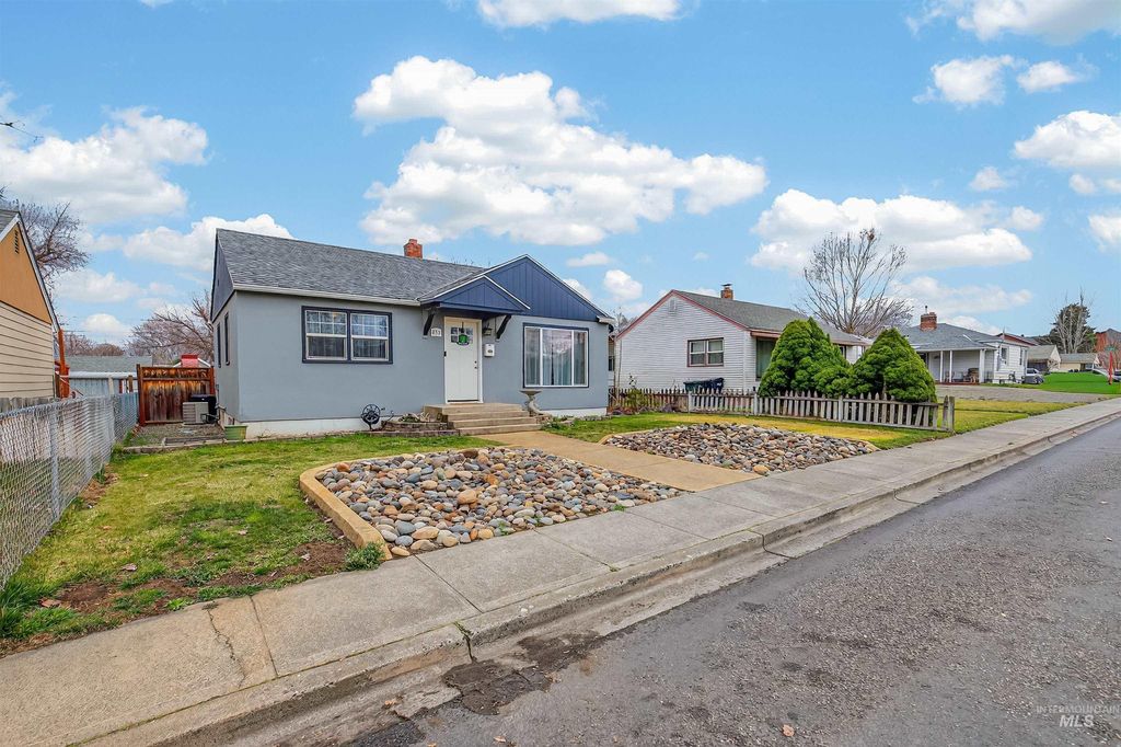 Photo of 835 12th St, Clarkston, WA 99403 (MLS # 98977270)