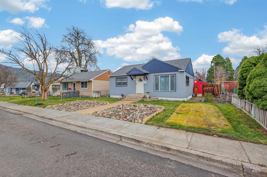 Photo of 835 12th St, Clarkston, WA 99403 (MLS # 98977270)