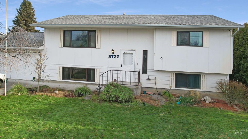 Photo of 3727 17th Street, Lewiston, ID 83501 (MLS # 98971493)