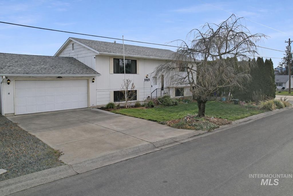 Photo of 3727 17th Street, Lewiston, ID 83501 (MLS # 98971493)