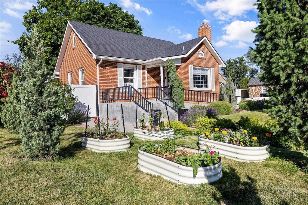 Photo of 1008 Fillmore St, Caldwell, ID 83605 (MLS # 98971499)