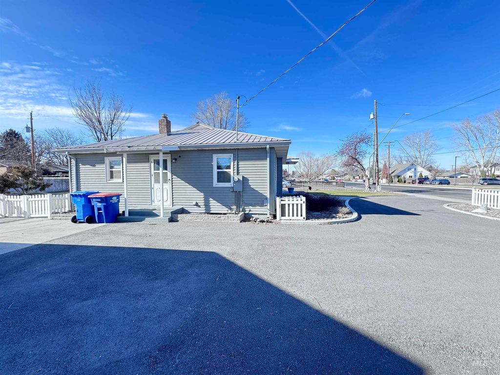 Photo of 311 Falls Avenue West Ave, Twin Falls, ID 83301 (MLS # 98972893)