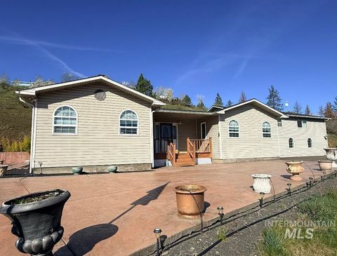 Photo of 811 Crest Dr, Kamiah, ID 83536 (MLS # 98973580)