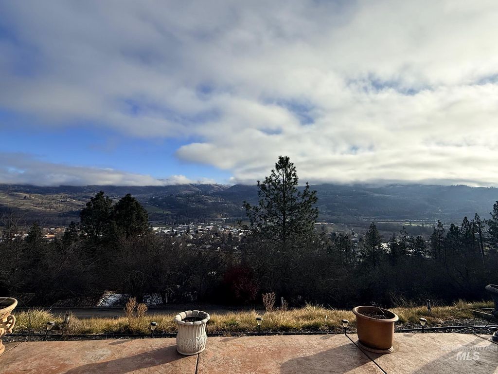 Photo of 811 Crest Dr, Kamiah, ID 83536 (MLS # 98973580)