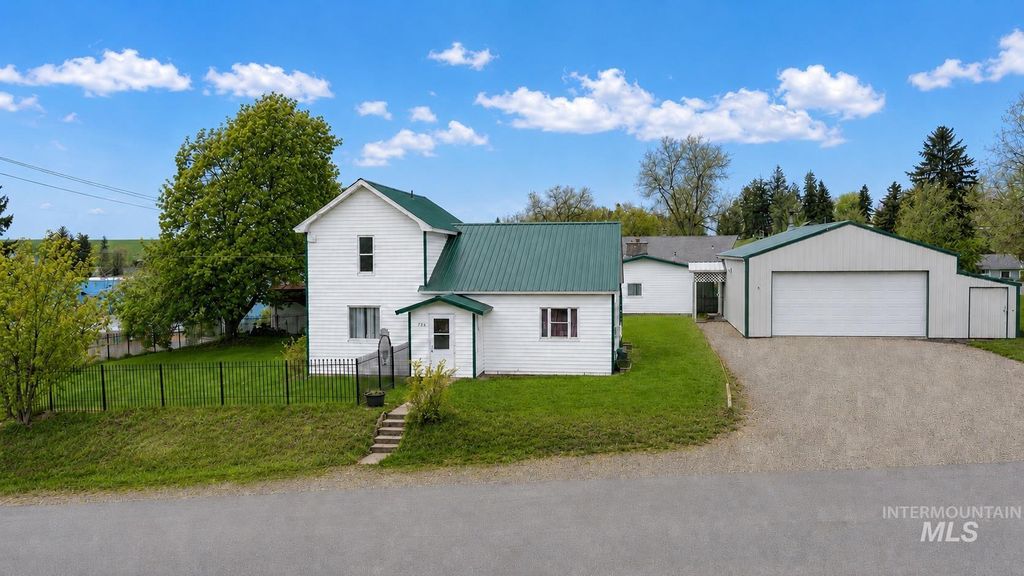 Photo of 712 3rd Ave, Nezperce, ID 83543 (MLS # 98985366)