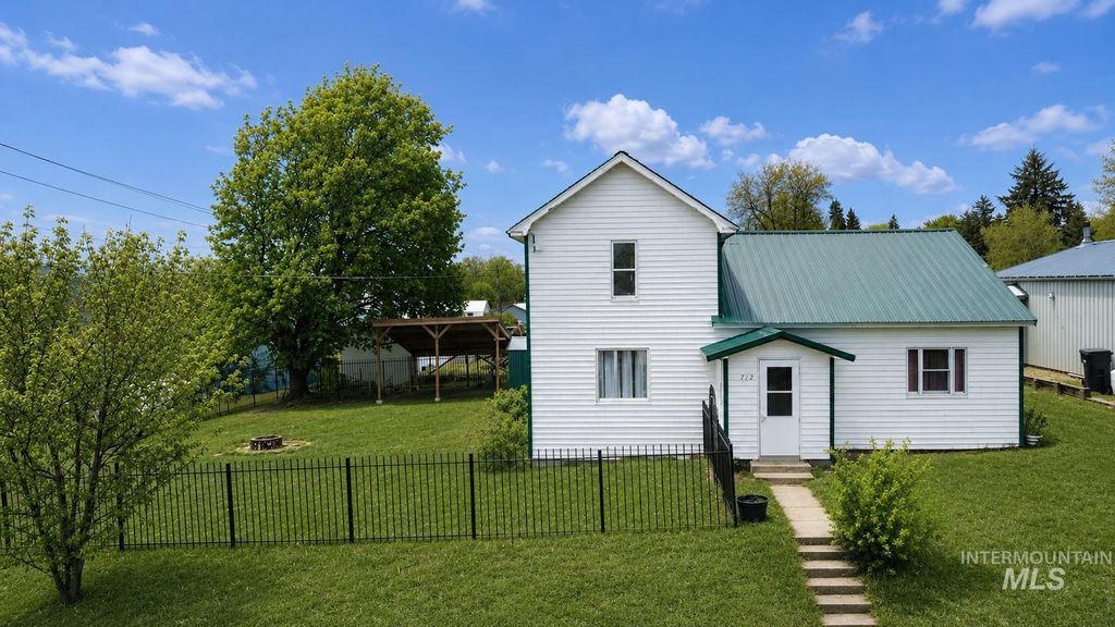 Photo of 712 3rd Ave, Nezperce, ID 83543 (MLS # 98985366)