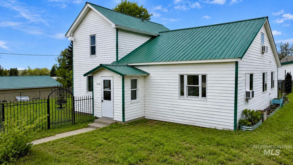 Photo of 712 3rd Ave, Nezperce, ID 83543 (MLS # 98985366)