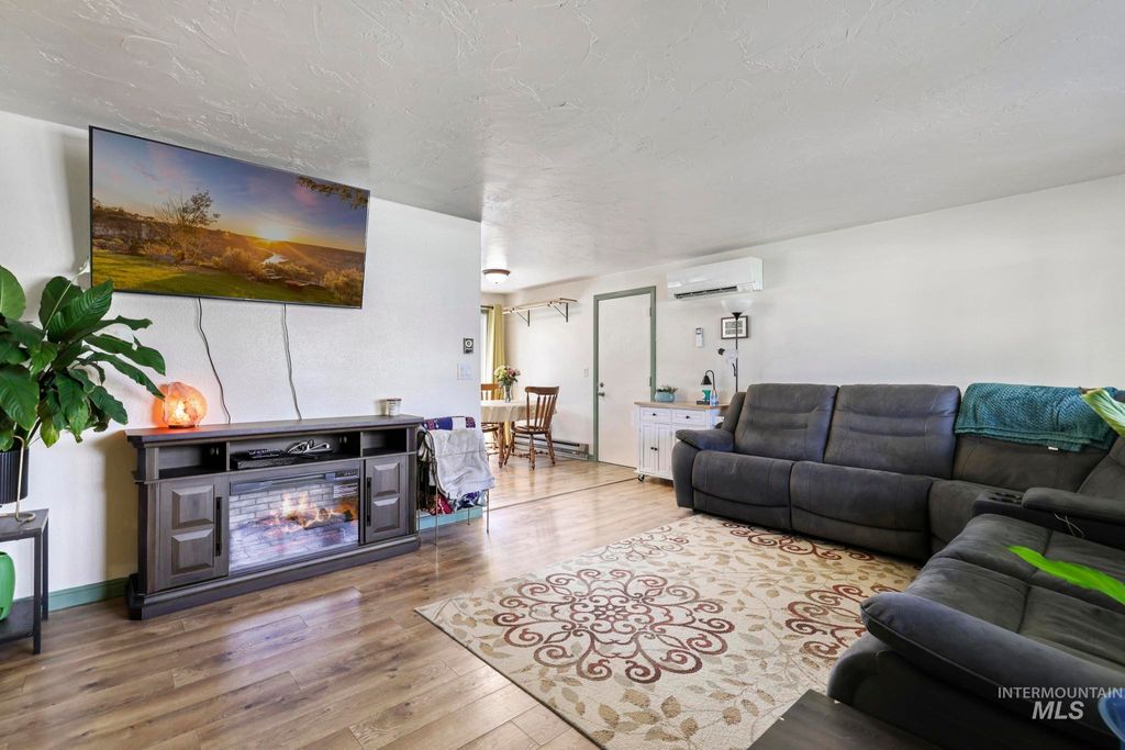 Photo of 433 Ridgeway Dr, Twin Falls, ID 83301 (MLS # 98981441)