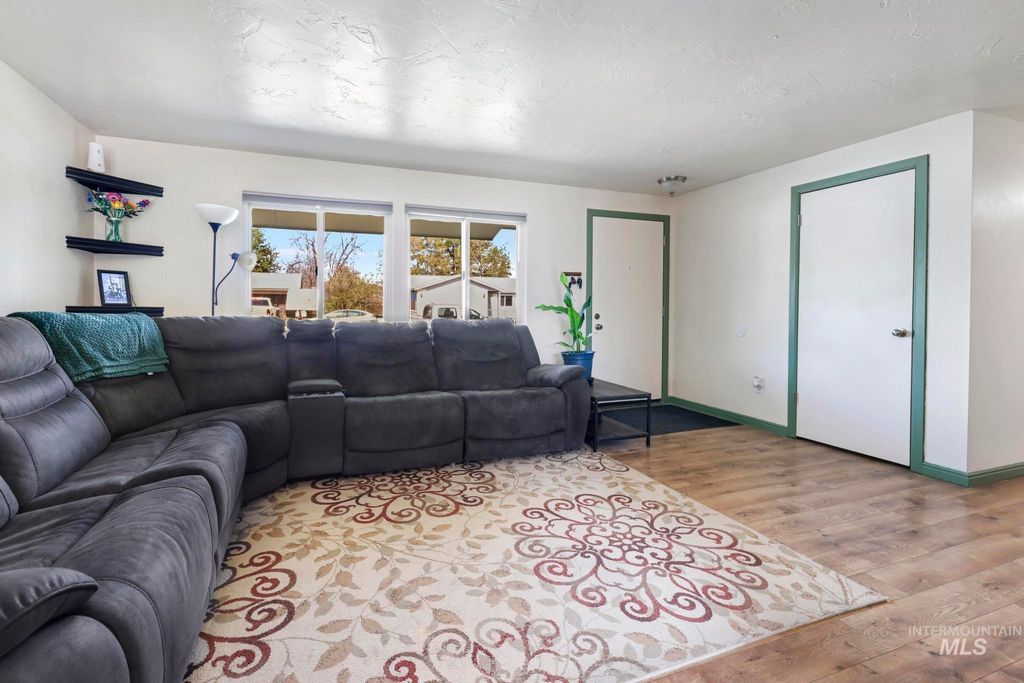 Photo of 433 Ridgeway Dr, Twin Falls, ID 83301 (MLS # 98981441)