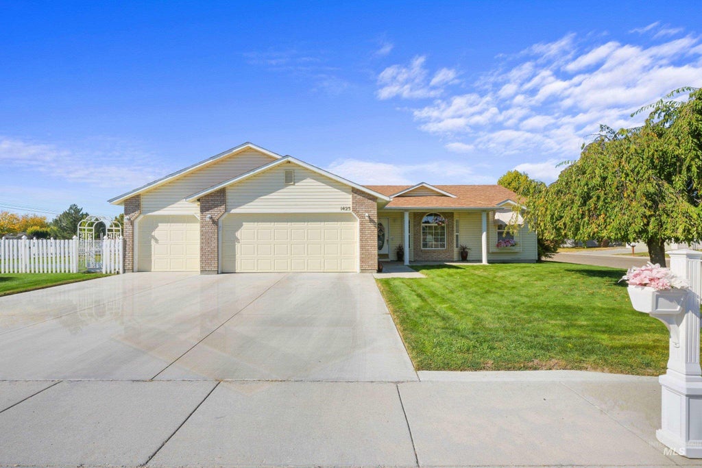 Photo of 1423 S. Bonneville Dr, Nampa, ID 83686 (MLS # 99003429)