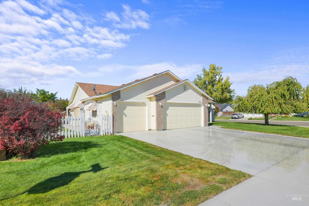 Photo of 1423 S. Bonneville Dr, Nampa, ID 83686 (MLS # 99003429)