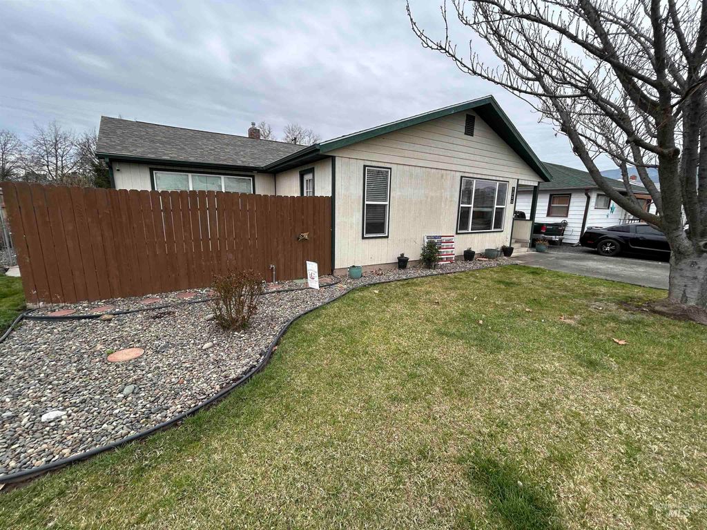 Photo of 1220 4th St, Clarkston, WA 99403 (MLS # 98978274)