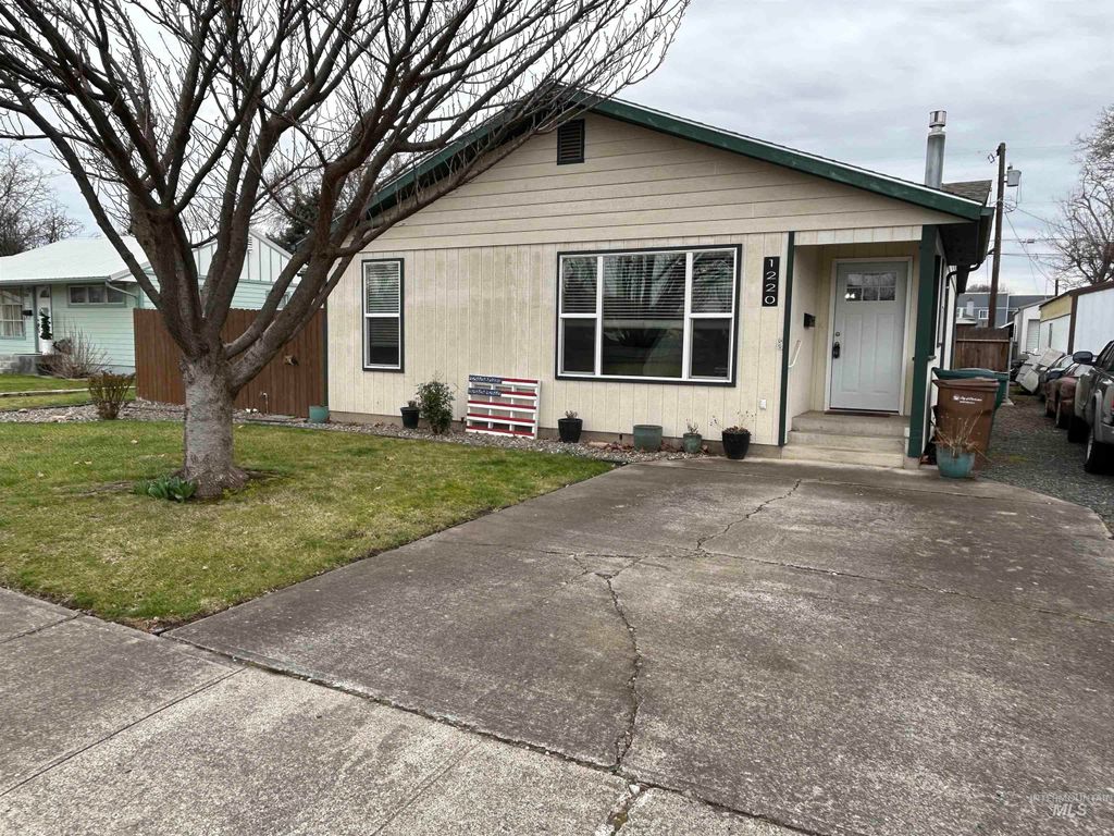 Photo of 1220 4th St, Clarkston, WA 99403 (MLS # 98978274)