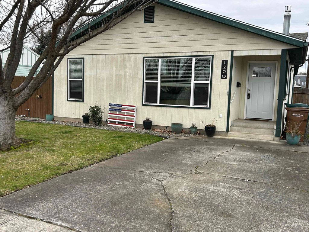 Photo of 1220 4th St, Clarkston, WA 99403 (MLS # 98978274)