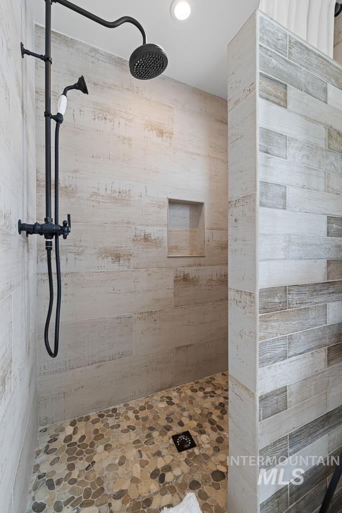 Bathroom featuring tiled shower and recessed lighting