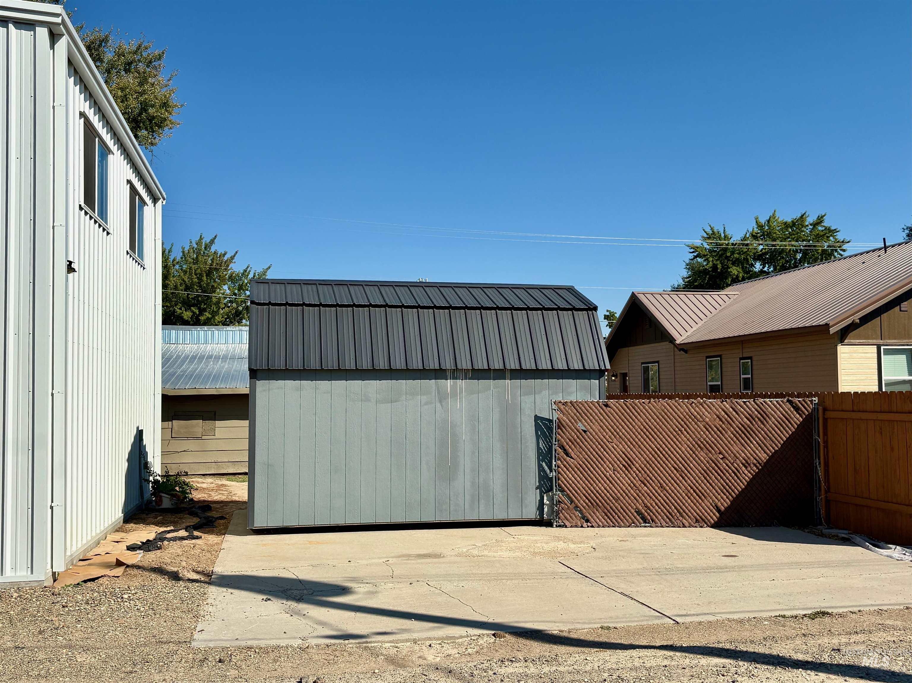 Additional parking next to shop