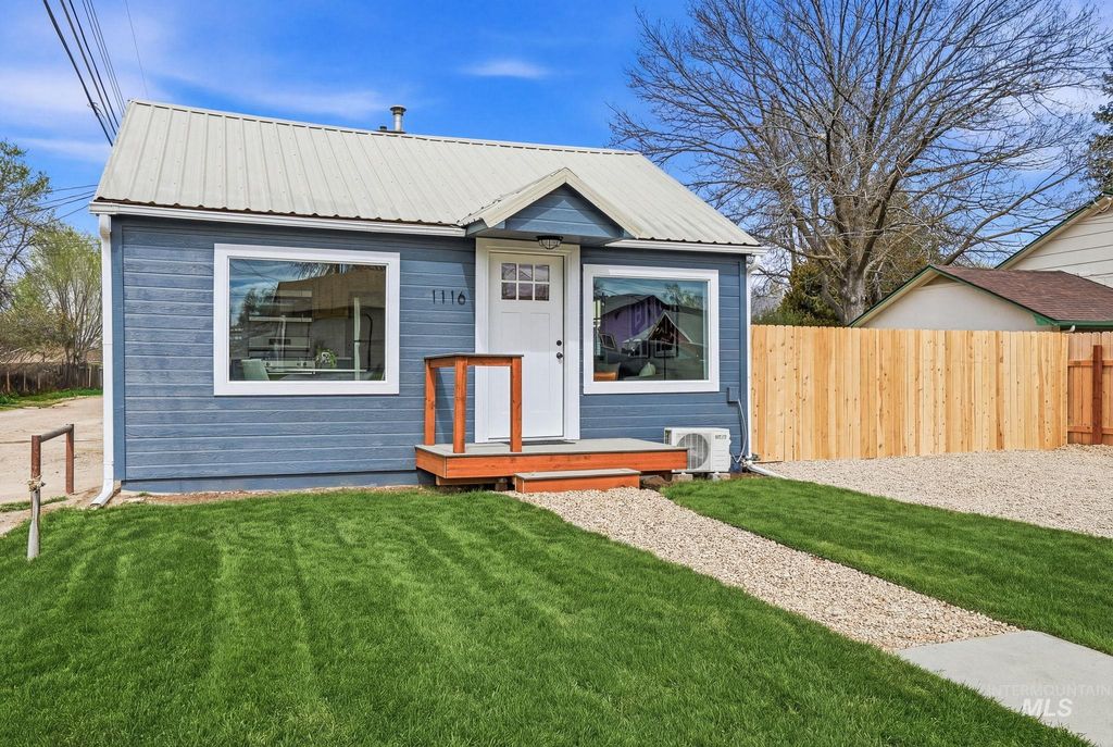 Photo of 1116 E Washington Ave, Nampa, ID 83686 (MLS # 98979317)