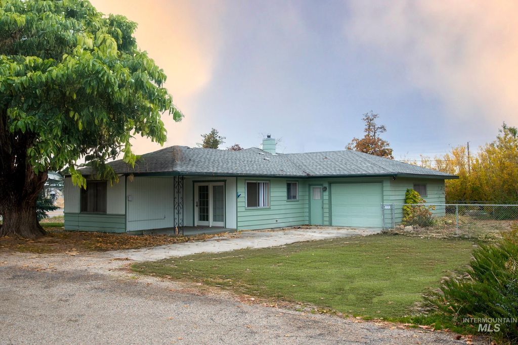 Photo of 324 S Whitley Dr, Fruitland, ID 83619 (MLS # 98967022)