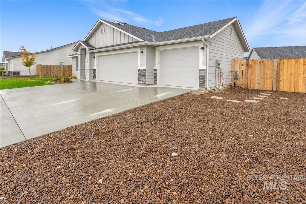 Photo of 910 SW Lago St, Mountain Home, ID 83647 (MLS # 98964985)