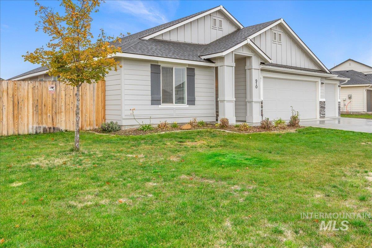 910 SW Lago St.