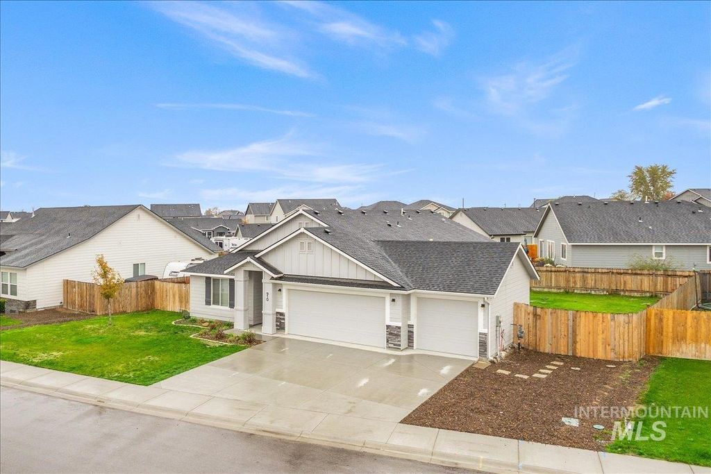 Photo of 910 SW Lago St, Mountain Home, ID 83647 (MLS # 98964985)