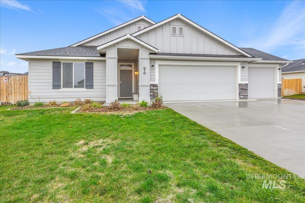 Photo of 910 SW Lago St, Mountain Home, ID 83647 (MLS # 98964985)