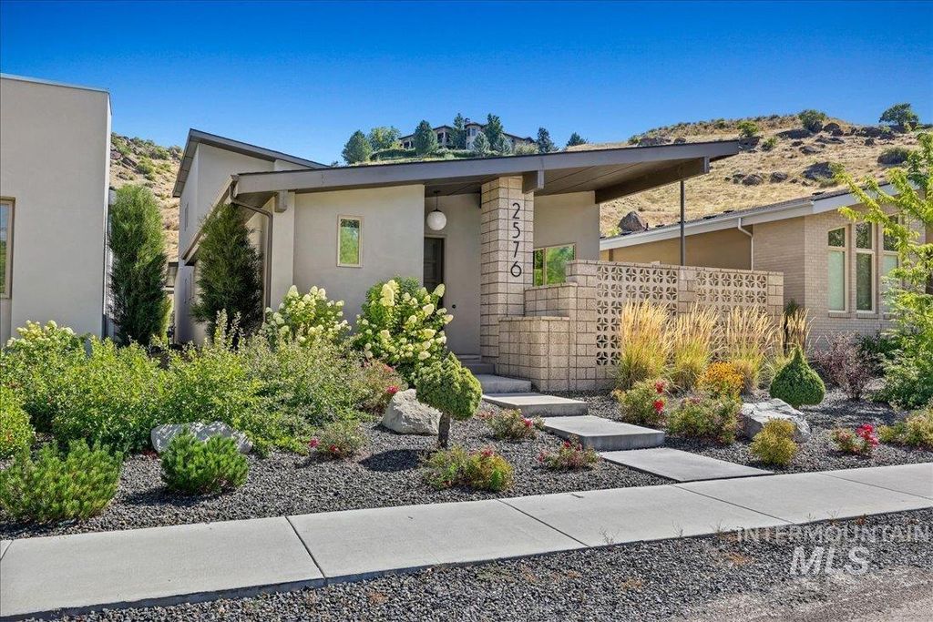 Photo of 2576 E Warm Springs Ave, Boise, ID 83712 (MLS # 98975222)