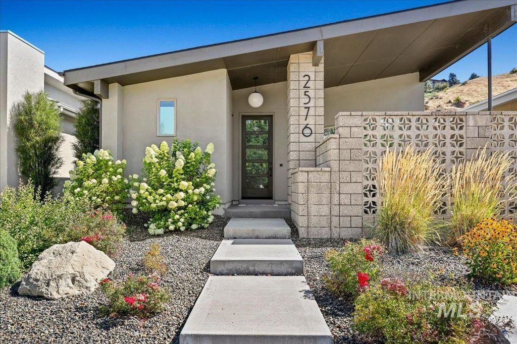 Photo of 2576 E Warm Springs Ave, Boise, ID 83712 (MLS # 98975222)