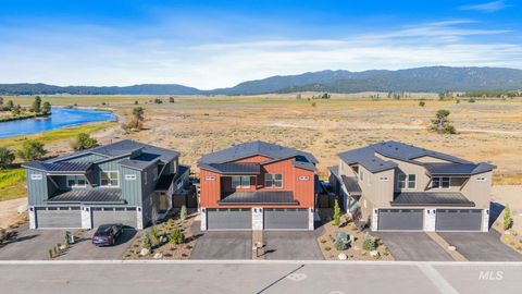 Photo of 22 Bridger St, Cascade, ID 83611 (MLS # 98975735)