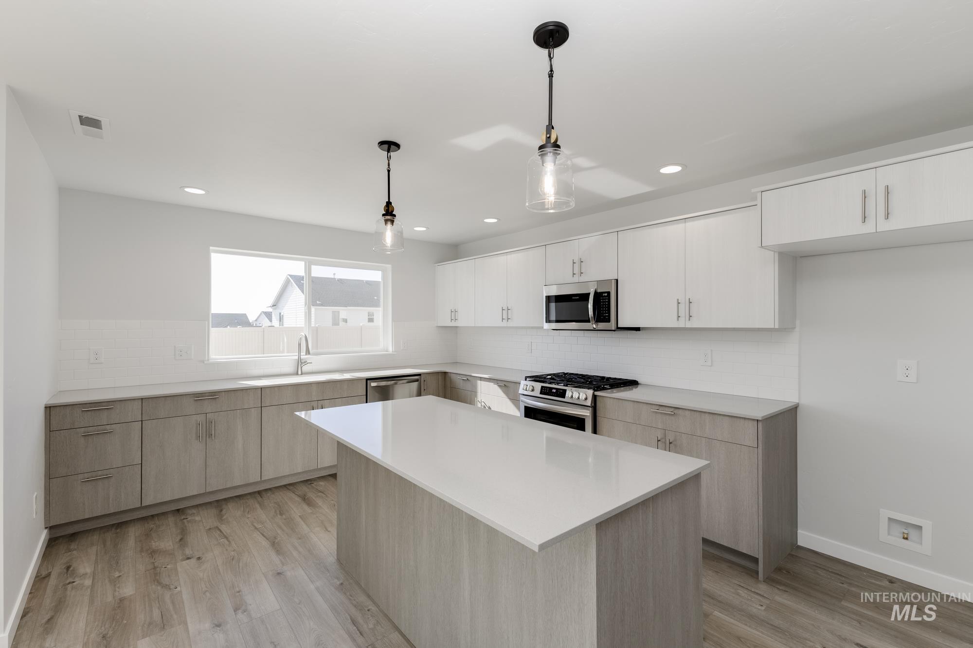 1223 W Pack River Dr