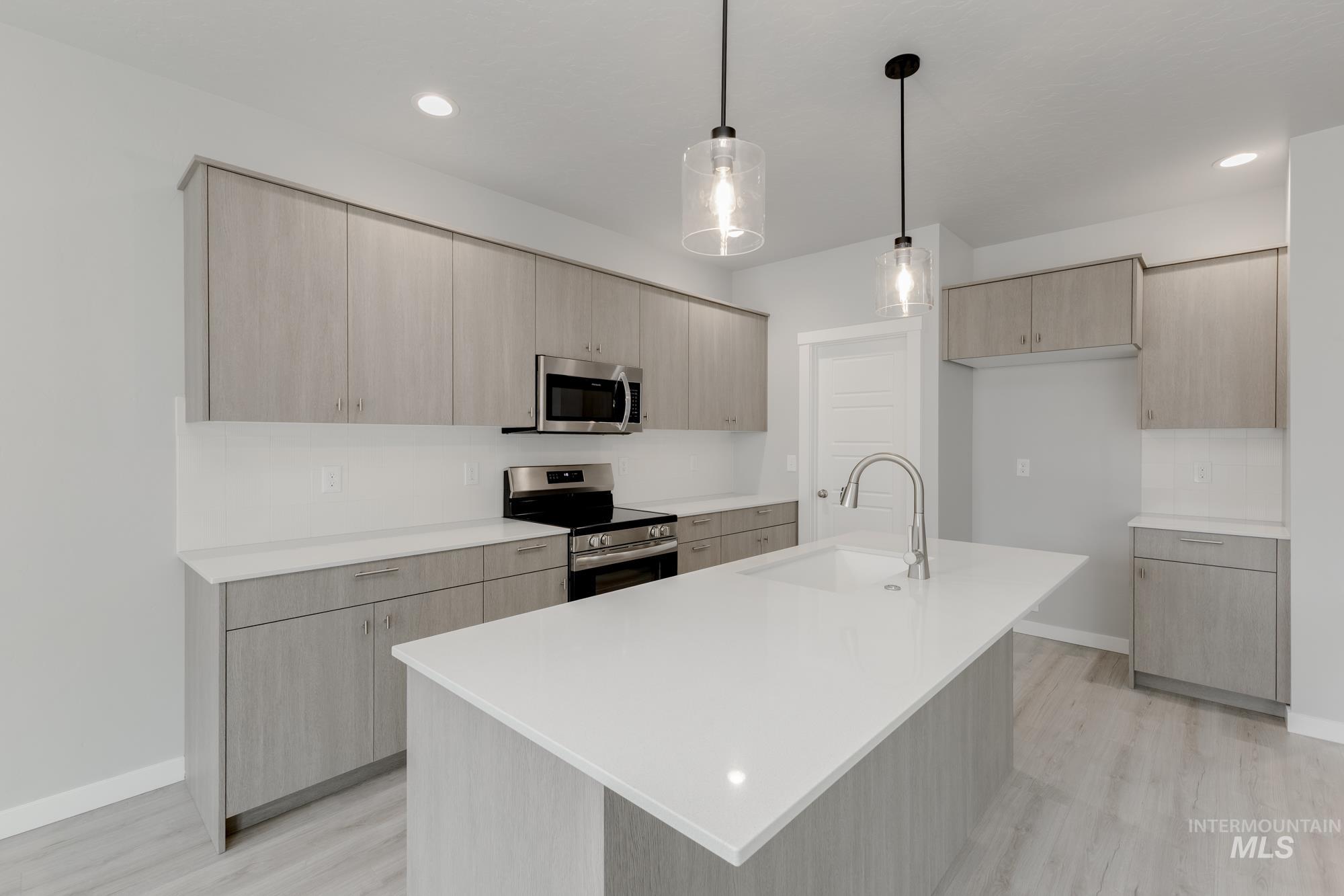 898 N Mirror Creek Way