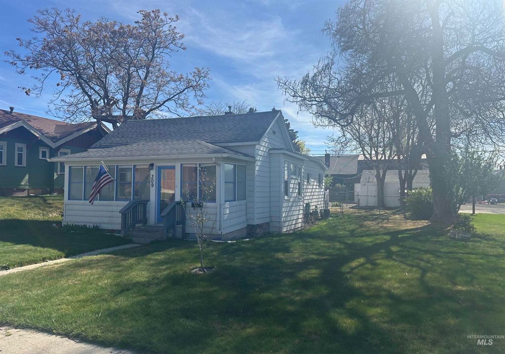 Photo of 309 N Broadway, Buhl, ID 83316 (MLS # 98981483)