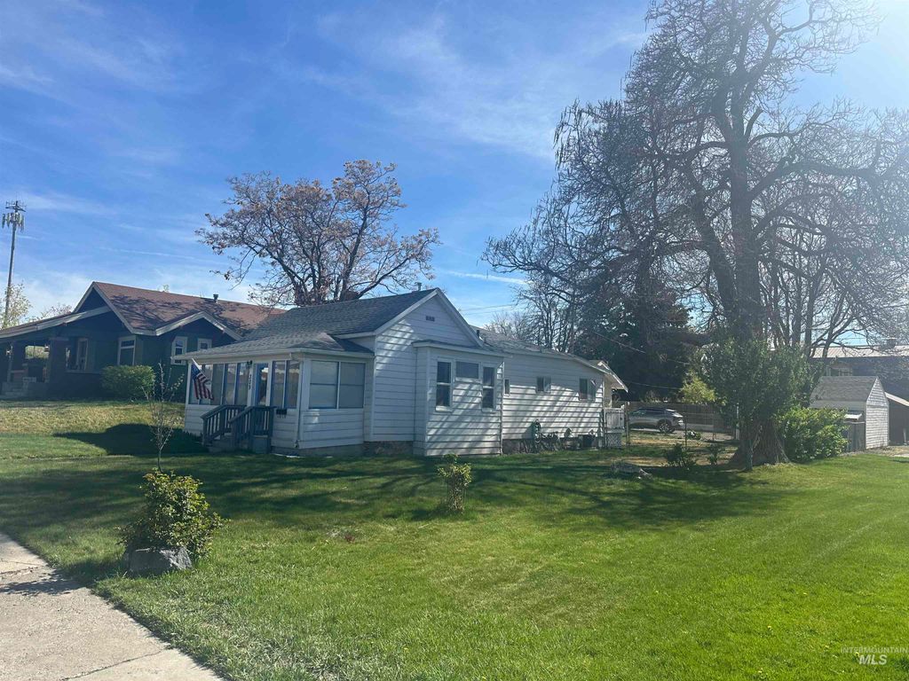 Photo of 309 N Broadway, Buhl, ID 83316 (MLS # 98981483)
