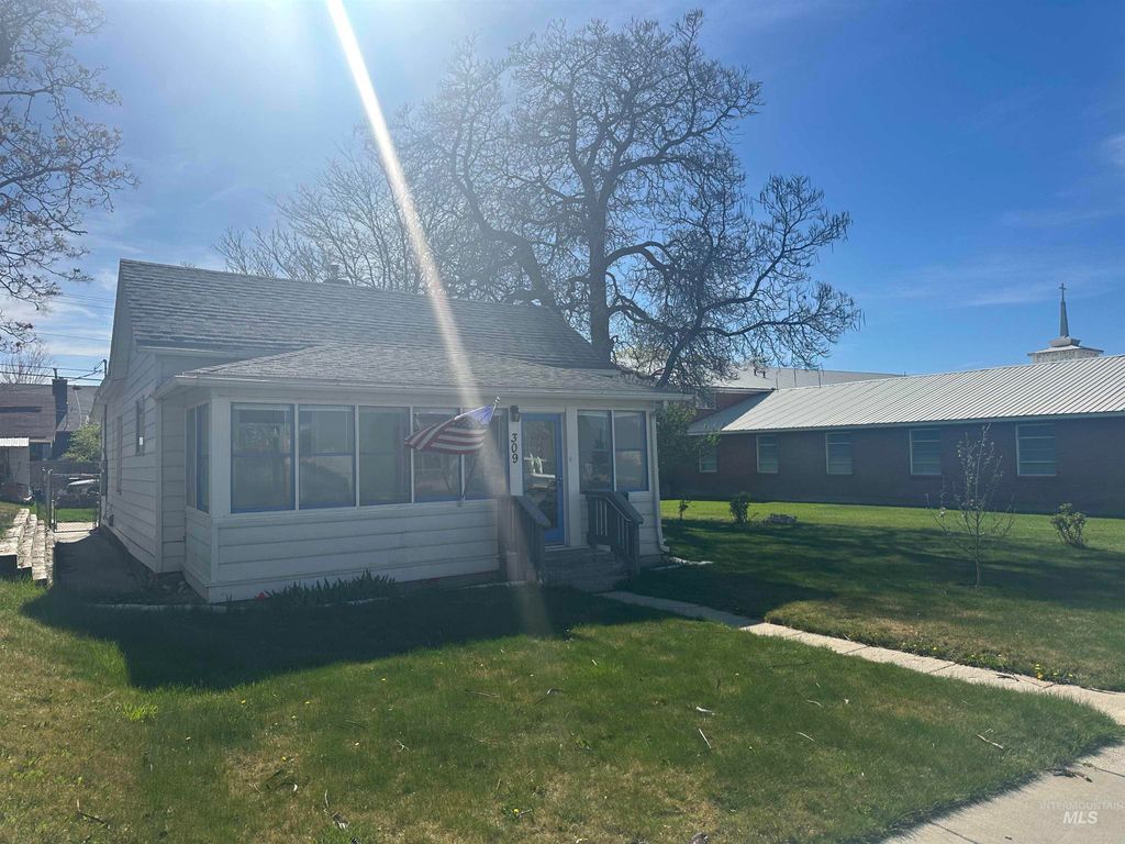Photo of 309 N Broadway, Buhl, ID 83316 (MLS # 98981483)