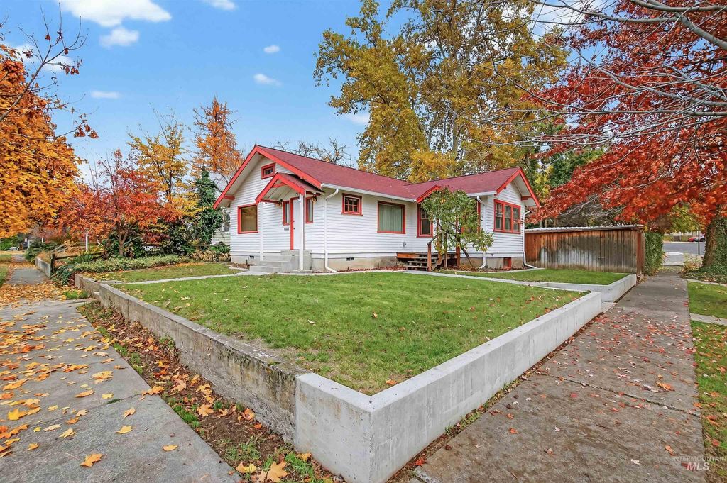 Photo of 727 3rd Street, Lewiston, ID 83501 (MLS # 98967409)