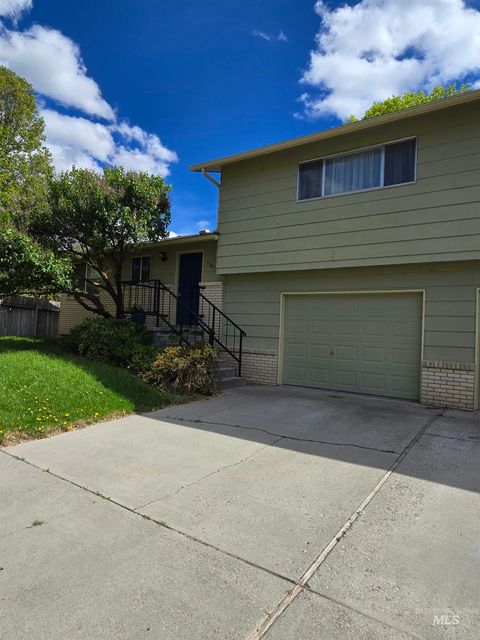 Photo of 796 Skyhawk Drive, Ontario, OR 97914 (MLS # 98977491)