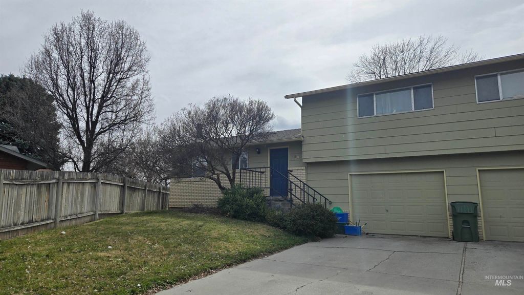 Photo of 796 Skyhawk Drive, Ontario, OR 97914 (MLS # 98977491)