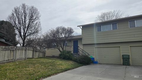 Photo of 796 Skyhawk Drive, Ontario, OR 97914 (MLS # 98977491)