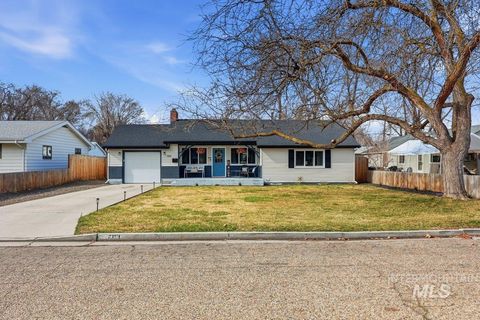 Photo of 703 S Almond St, Nampa, ID 83686 (MLS # 98976687)